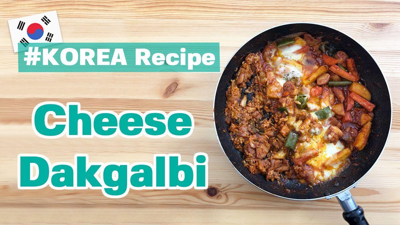 Dakgalbi phô mai Hàn Quốc với thịt gà, rau củ và phô mai tan chảy trên cùng.